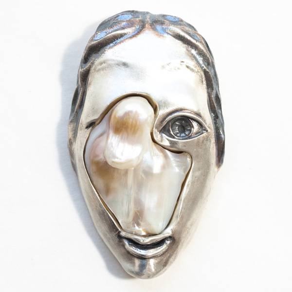 KK Wearable pearl face brooch
