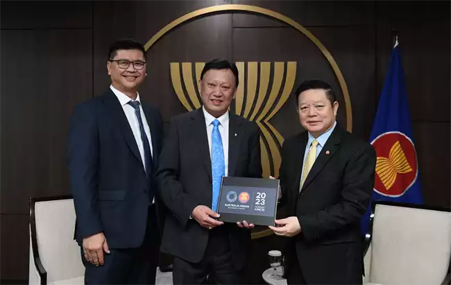 Angkham (Andy) Phanthapangna, Francis Wong OAM and ASEAN Secretary General Kao Kim Hourn.