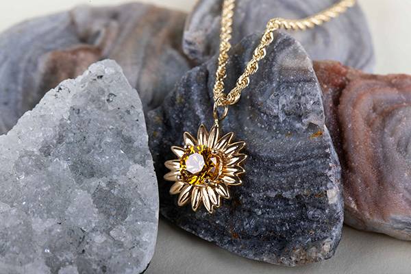 Eterneva floral pendant