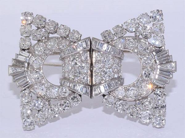 Paul Tazewell brooch met