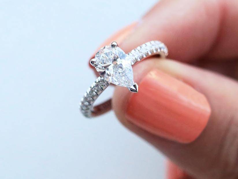Ring met peer diamant: een verlovingsring die u online kunt kopen. – BAUNAT