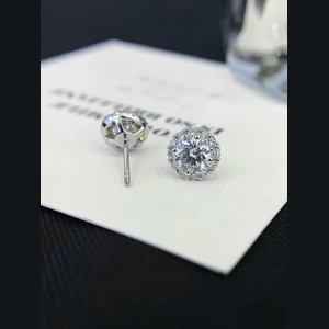 Classic Round Diamond Earing