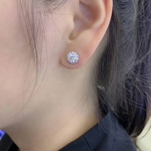 Classic Round Diamond Earing