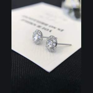 Classic Round Diamond Earing