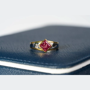 Red Asscheer Diamond Ring