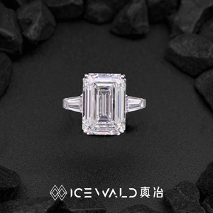 Classic Emerald Diamond Ring