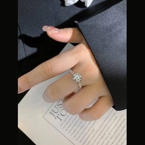 Flower Round Diamond Ring