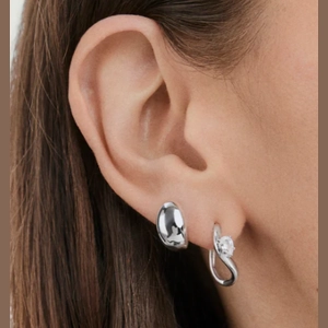 Dôme Figure Balance Hoops Sterling Silver, Lab Grown White Sapphire