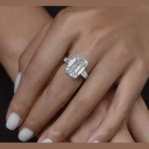 Classic Emerald Diamond Ring